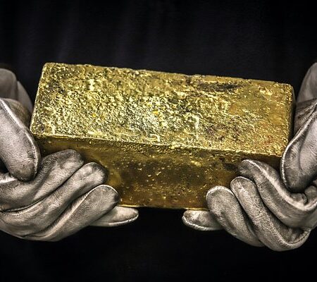 Россияне массово скупают золото. Почему в него вкладываются и сколько можно на нем заработать?